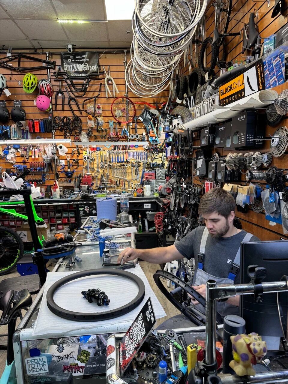 Инструменты и детали в мастерской